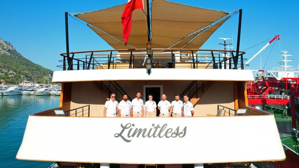 Моторная яхта Limitless